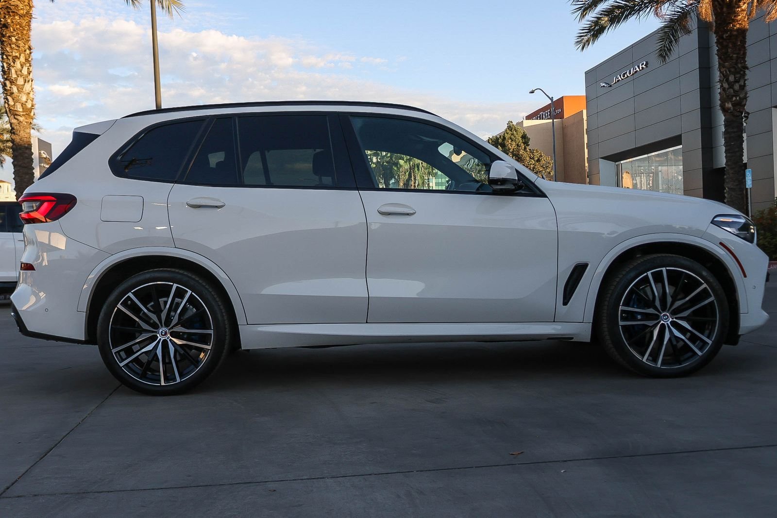 Used 2022 White BMW M50i image 4