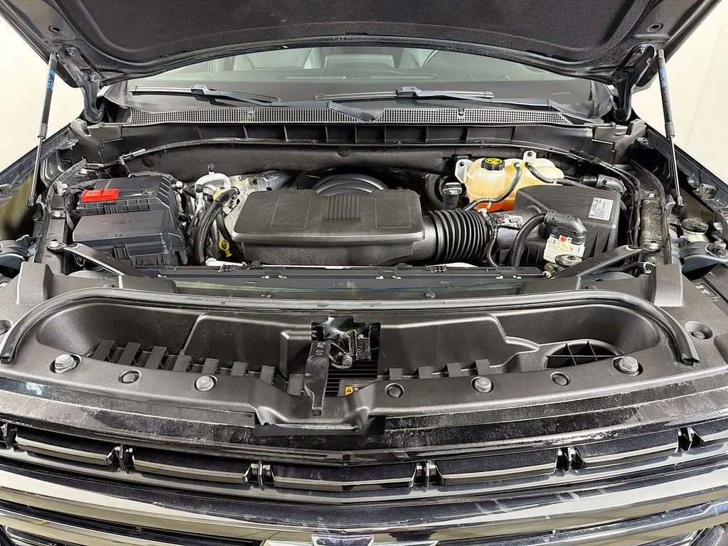 Used 2021 Gray Chevrolet Z71 image 29