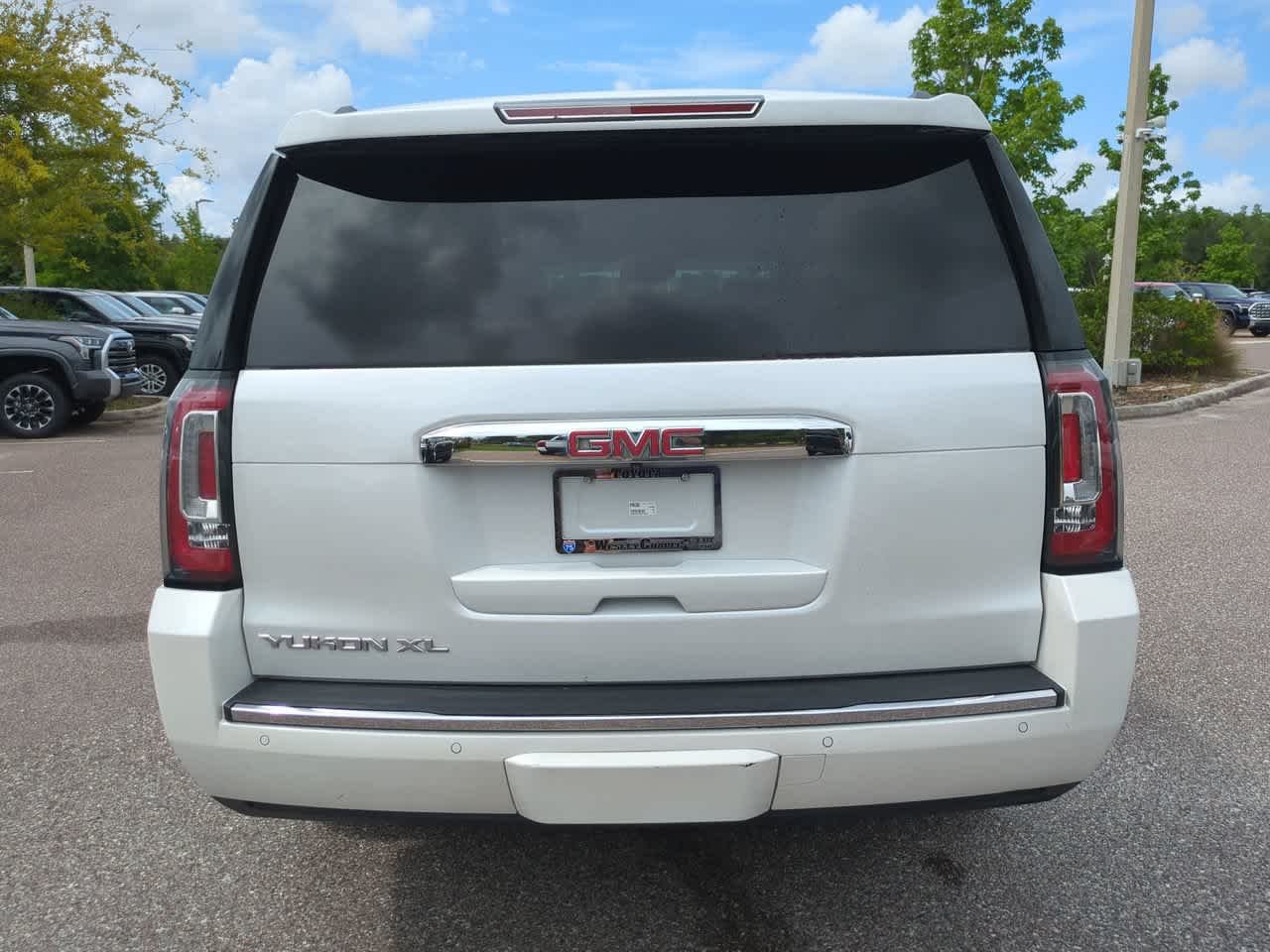 Used 2016 White Frost Tricoat GMC Denali image 5