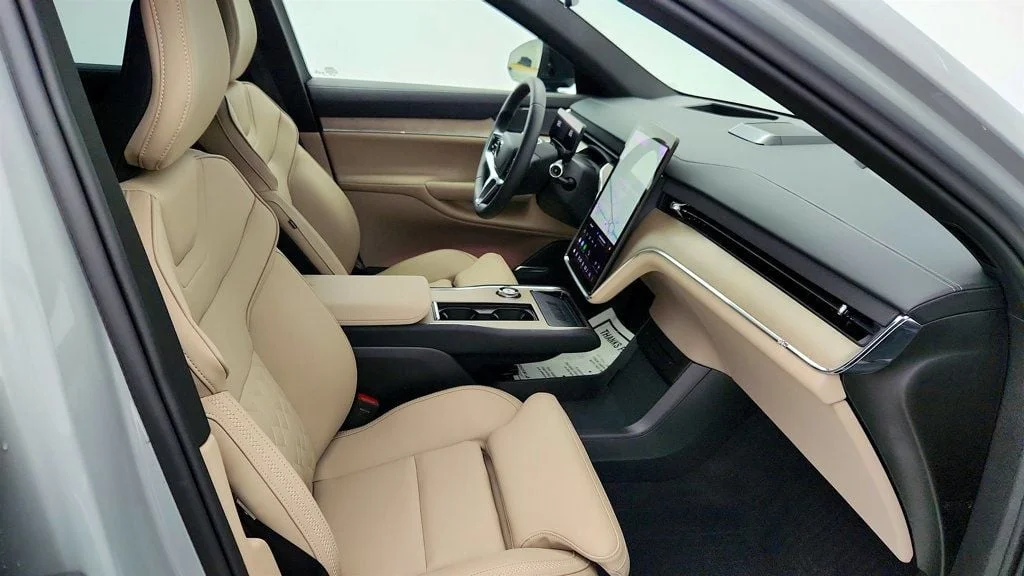 Used 2025 Vapour Grey Metallic Volvo Twin Motor Ultra 7-Seater image 23