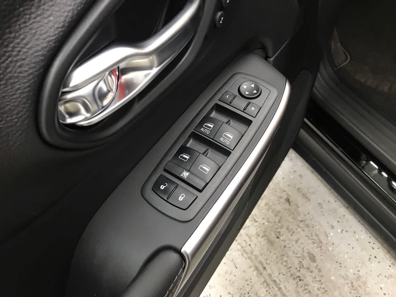 Used 2022 Diamond Black Crystal Pearlcoat Jeep Limited image 11