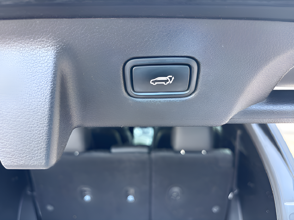 Used 2023 White GMC Denali image 47