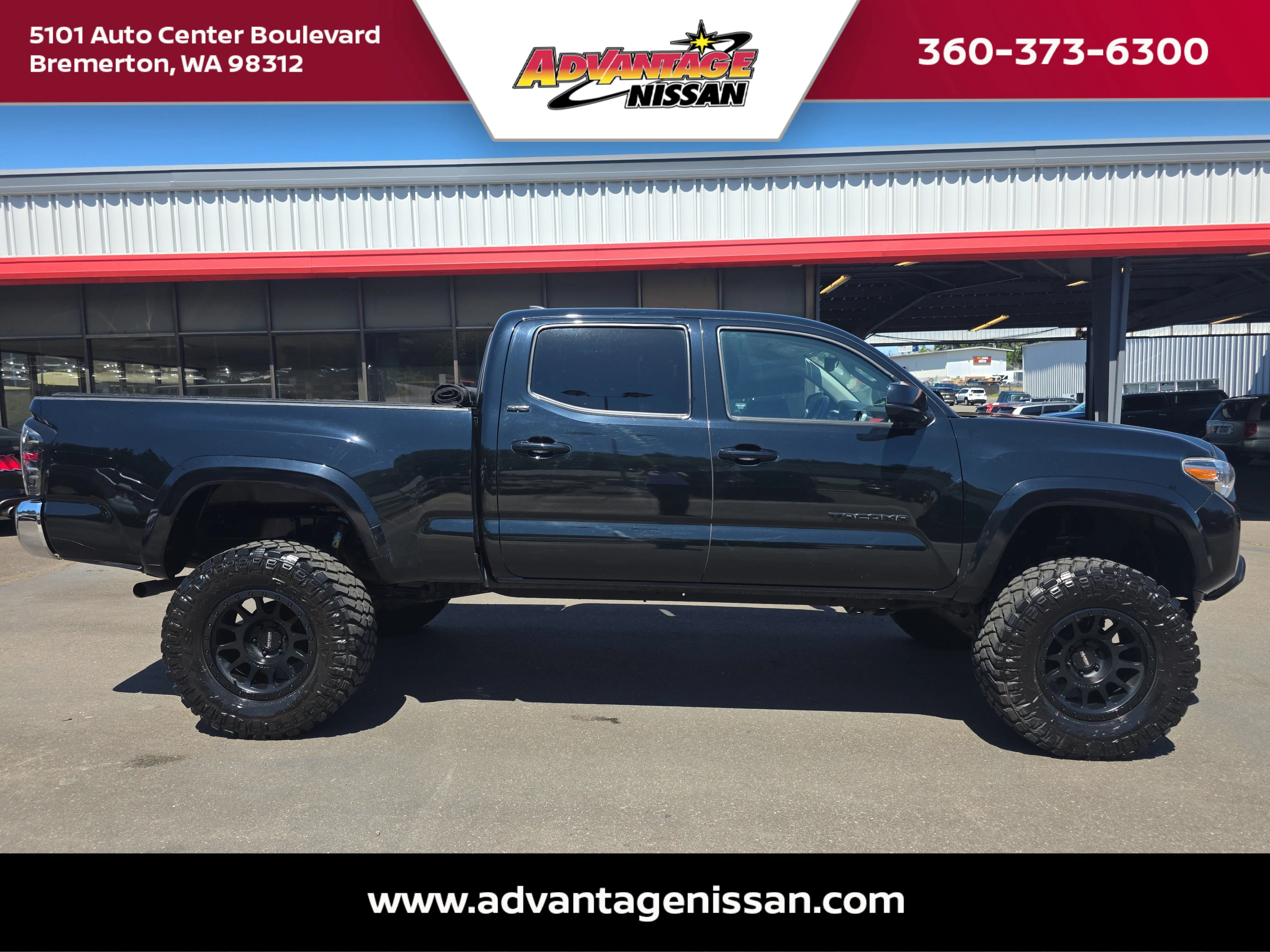 Used 2018 Midnight Black Metallic Toyota SR5 image 7