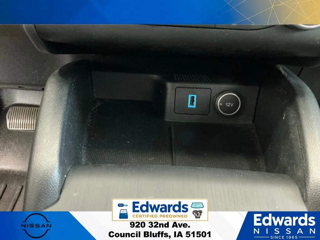 Used 2020 Gold Ford SE image 28