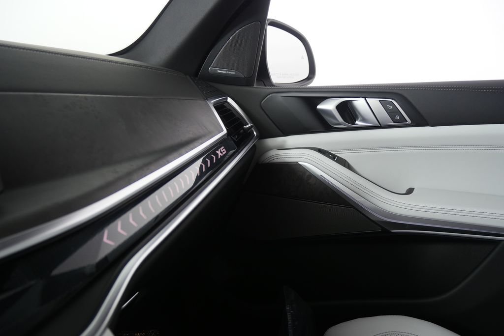 Used 2026 Mineral White Metallic BMW xDrive40i image 24