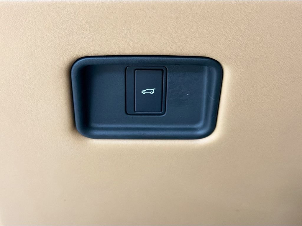 Used 2023  Land Rover Autobiography image 11