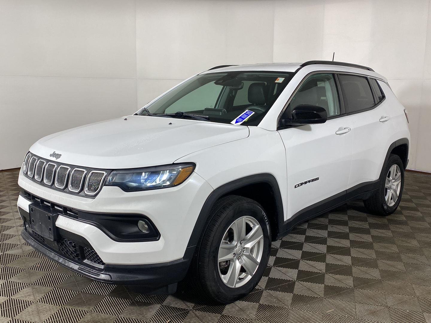 Used 2022 Bright White Clearcoat Jeep Latitude image 2