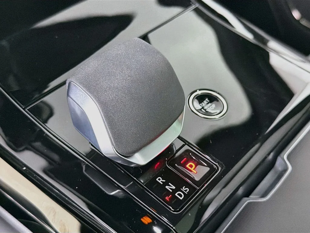 New 2026 Santorini Black Land Rover SE image 17