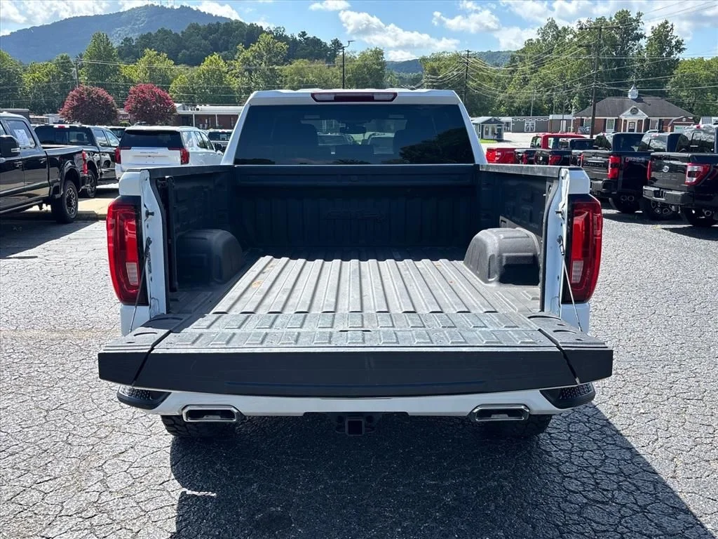 Used 2022 White GMC AT4 image 7