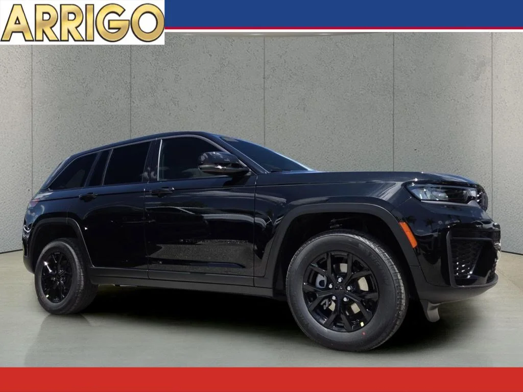 New 2026 Diamond Black Crystal Pearl-Coat Exterior Paint Jeep Laredo Altitude image 1