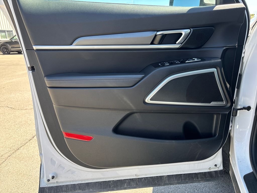 Used 2022 White Kia S image 22