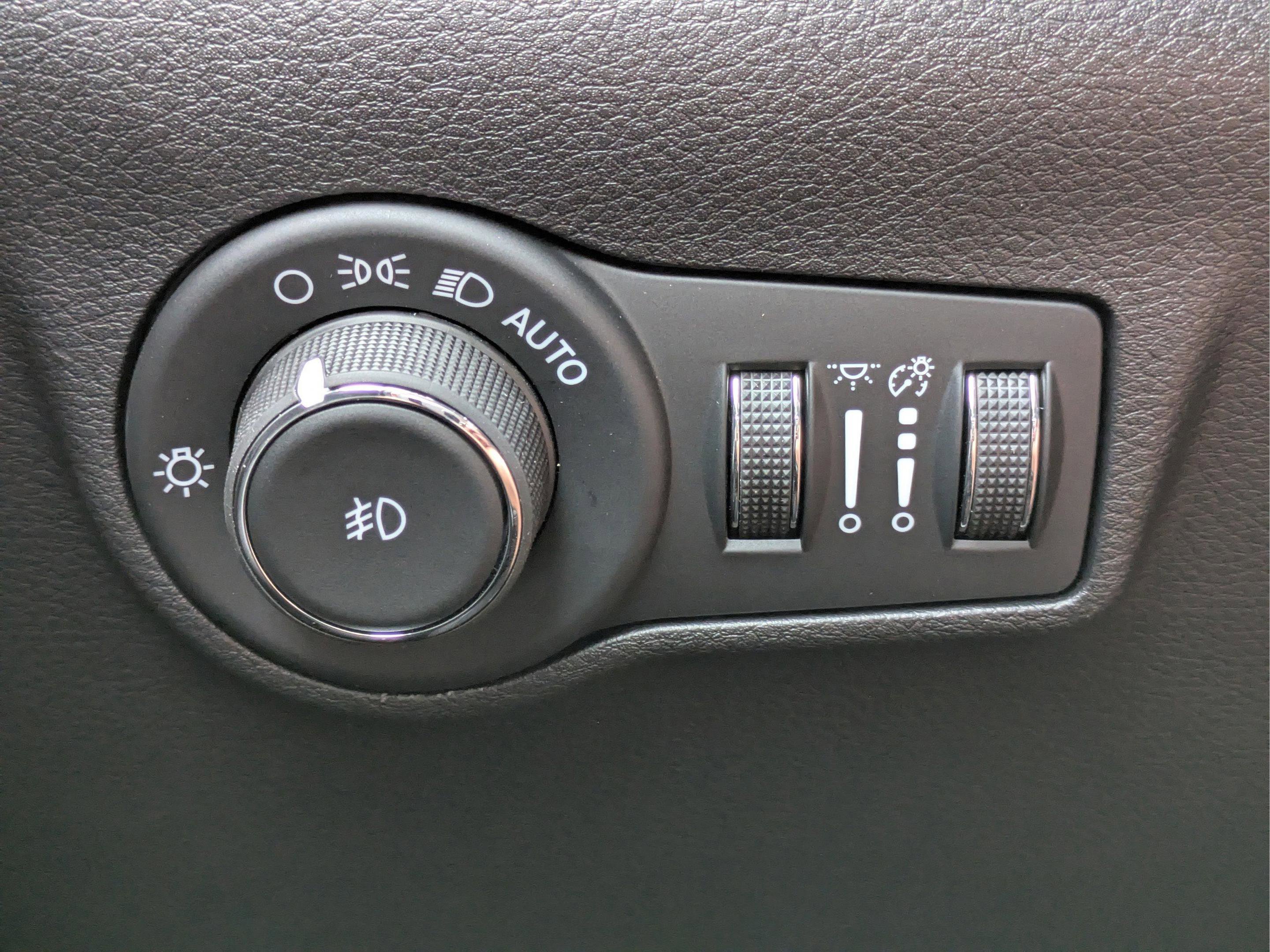 New 2026 Diamond Black Crystal Pearlcoat Jeep Latitude image 12