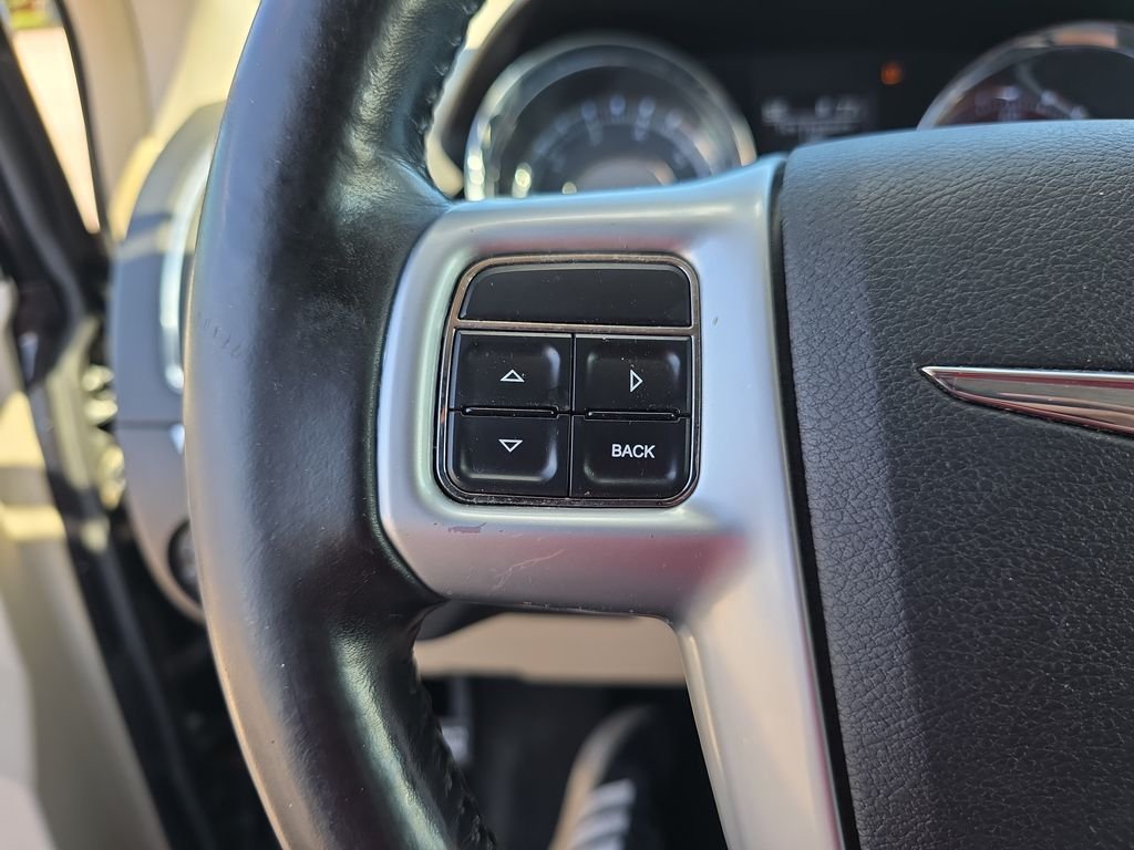 2011 Chrysler Town & Country Touring - Photo 19