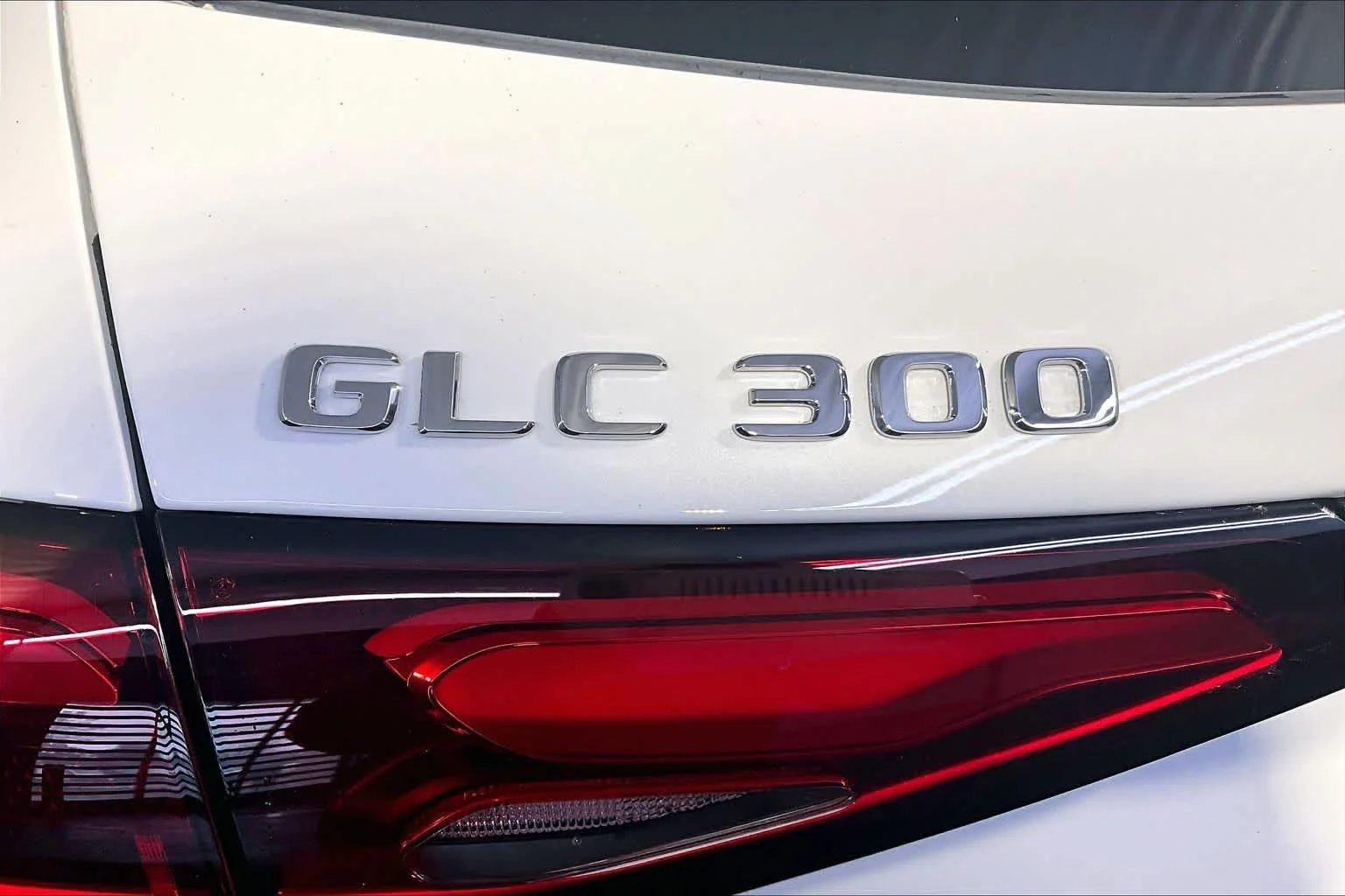 New 2026 MANUFAKTUR Moonlight White Metallic Mercedes-Benz GLC 300 image 6