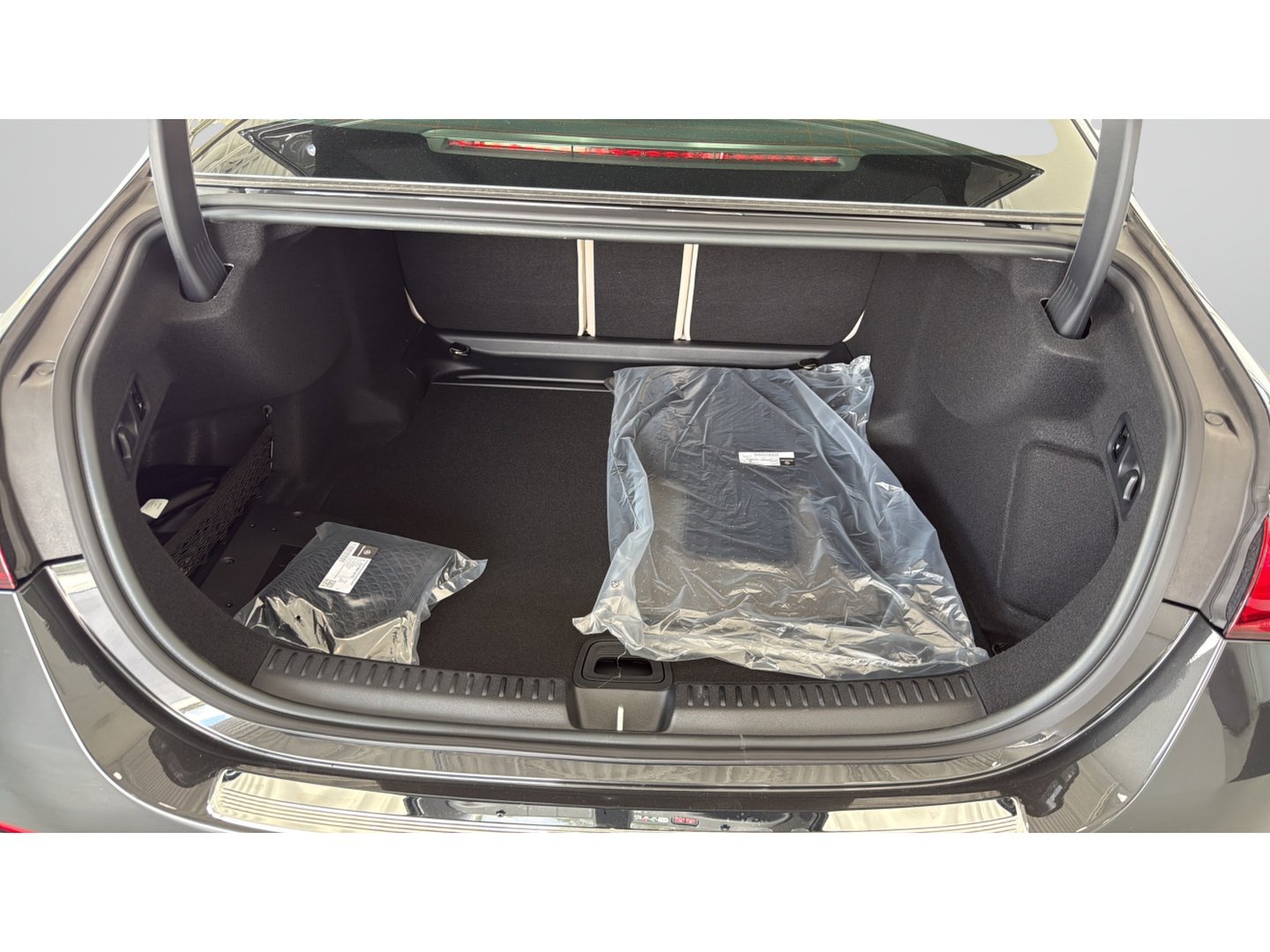 New 2026 Graphite Grey Metallic Mercedes-Benz E 450 image 9