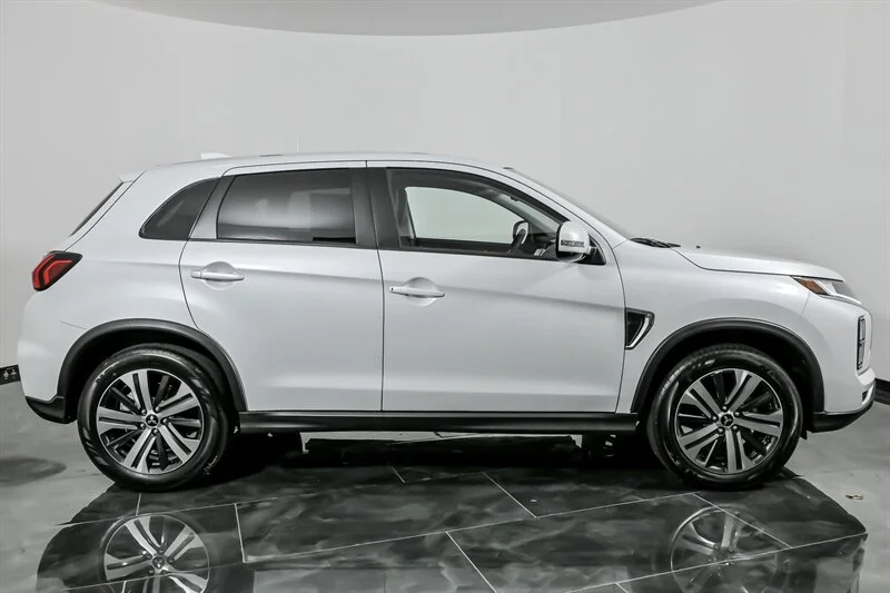 New 2025 White Diamond Mitsubishi SE image 9