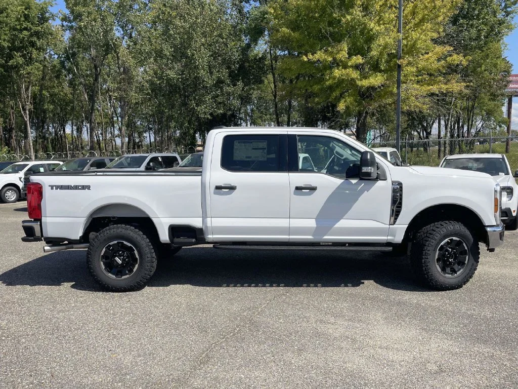 New 2027 White Ford XLT image 2