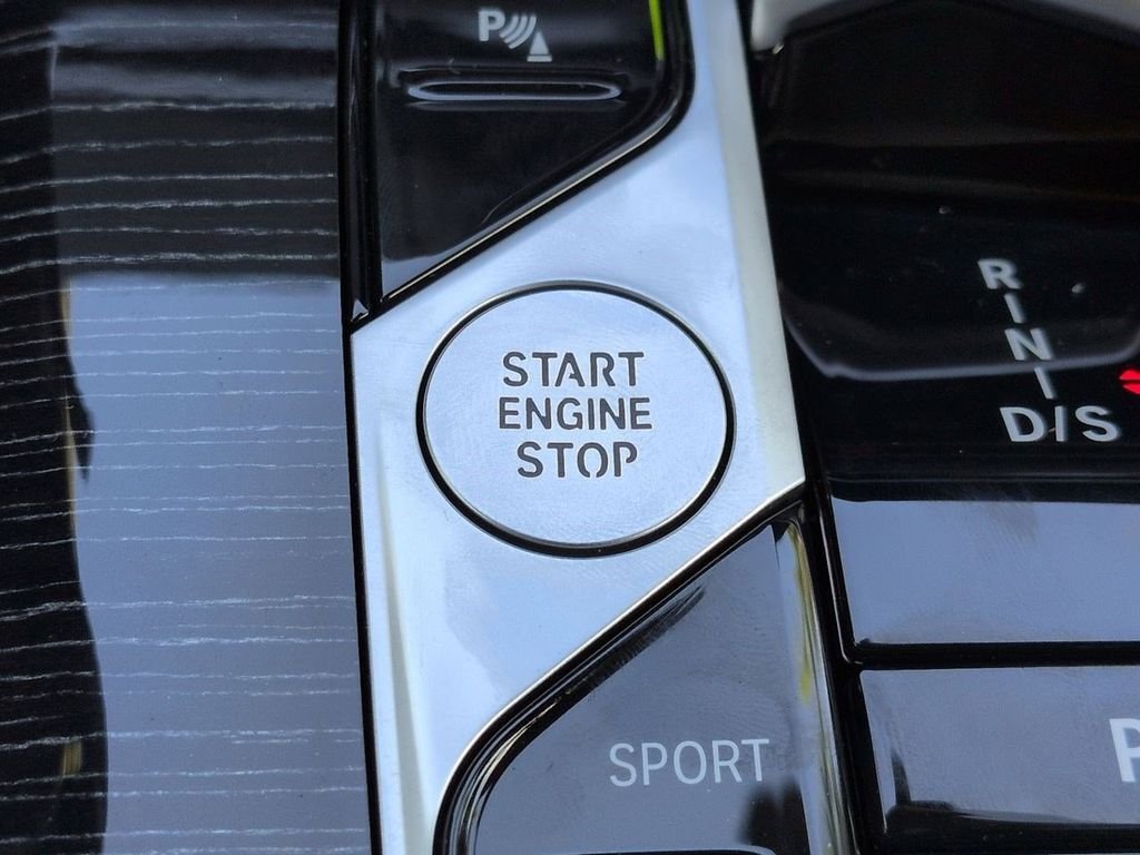 New 2026 Mineral White Metallic BMW xDrive40i image 29
