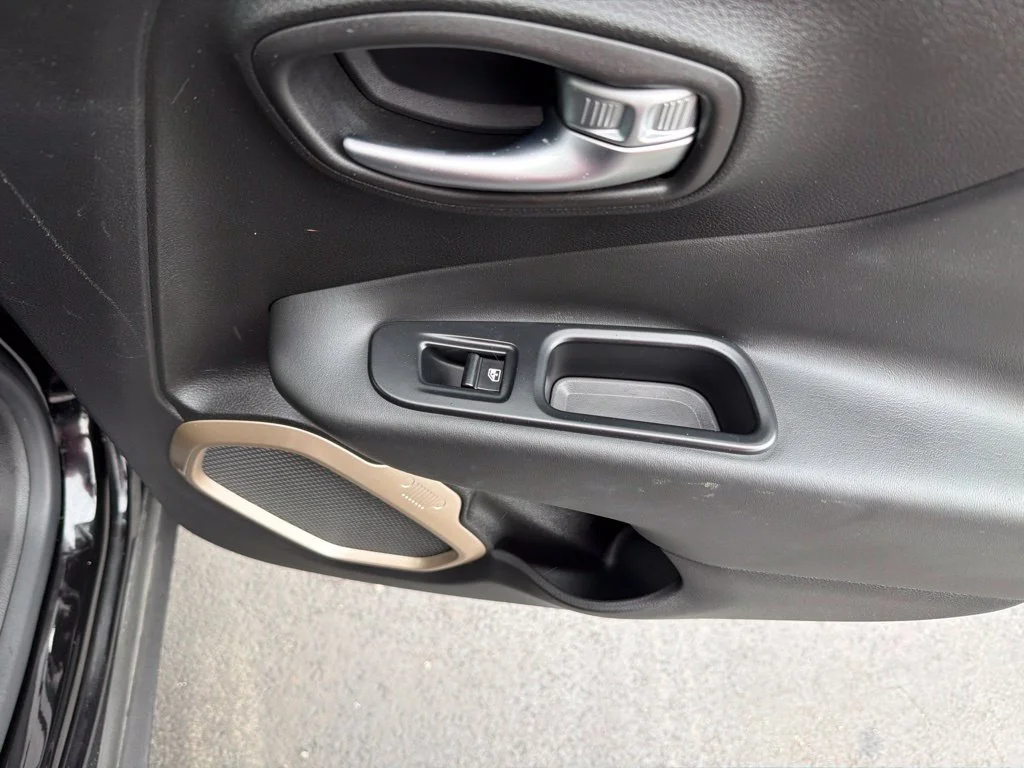 Used 2015 Black Jeep Limited image 39