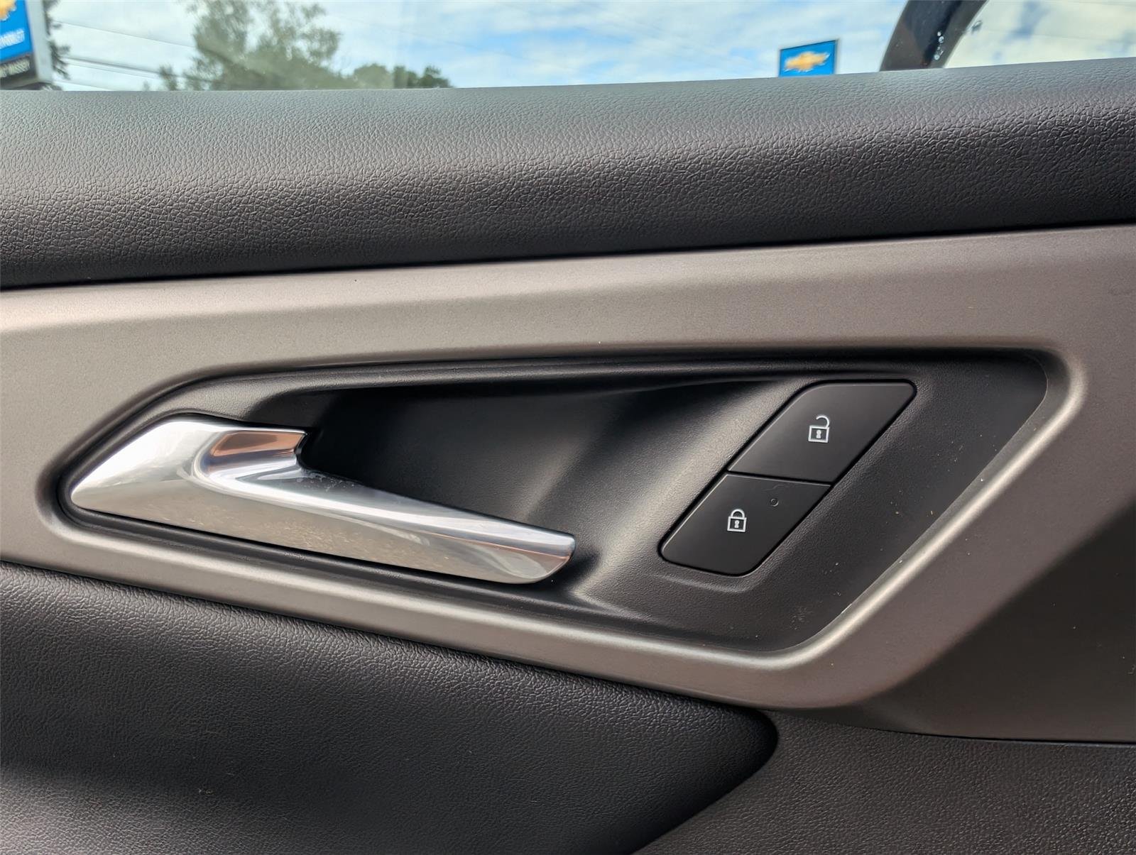New 2027 Summit White Chevrolet LT image 30