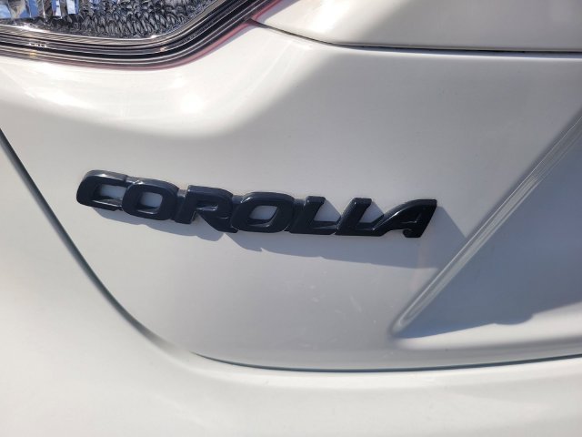 Used 2022 White Toyota LE image 10