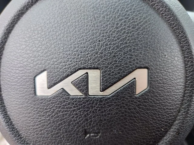 Used 2022 White Kia LX image 32