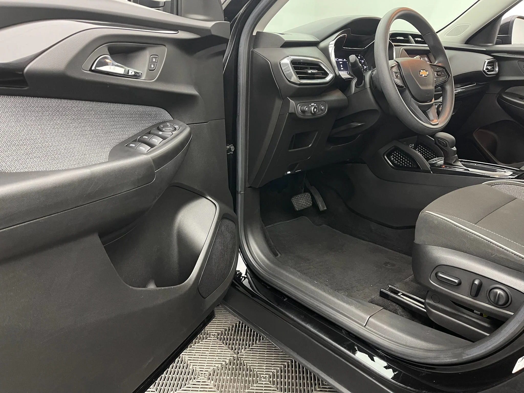 Used 2022 Mosaic Black Metallic Chevrolet LT image 13