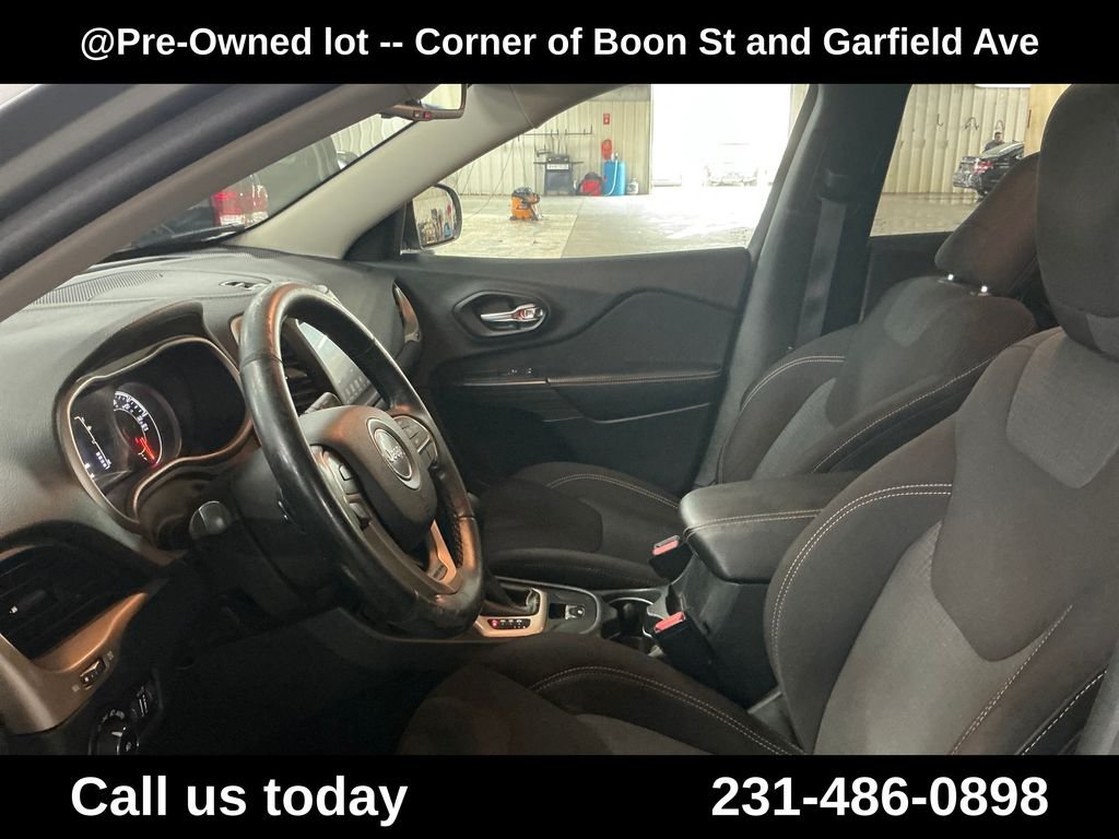Used 2016 Silver Jeep Latitude image 14