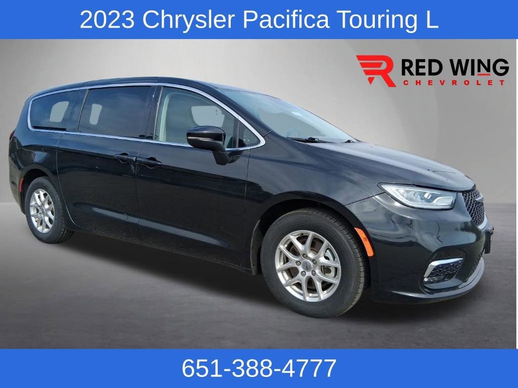 2023 Chrysler Pacifica Touring L's photo