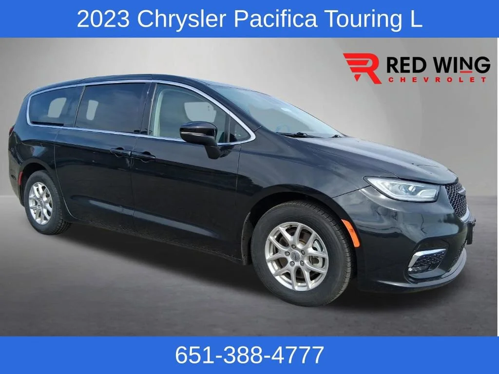 2023 Chrysler Pacifica Touring L's photo