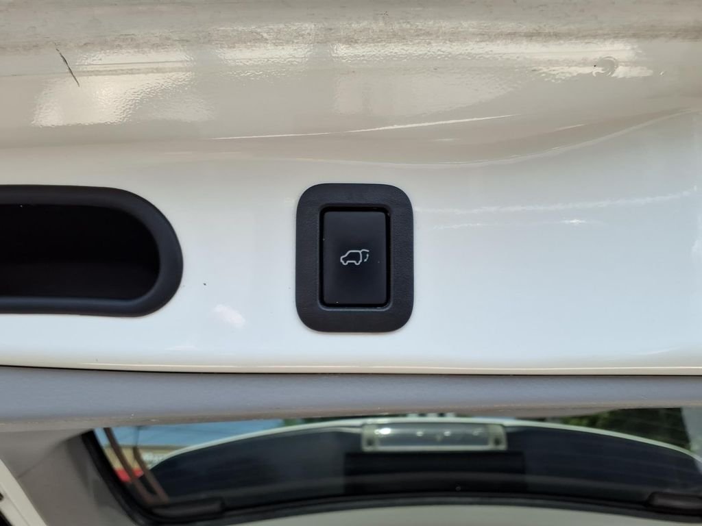 Used 2015 Blizzard Pearl Toyota LE V6 image 27