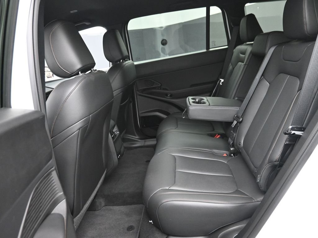 New 2026 Bright White Clear-Coat Exterior Paint Jeep Limited image 12