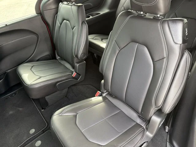 New 2026 Red Hot Pearl-Coat Exterior Paint Chrysler Select image 16