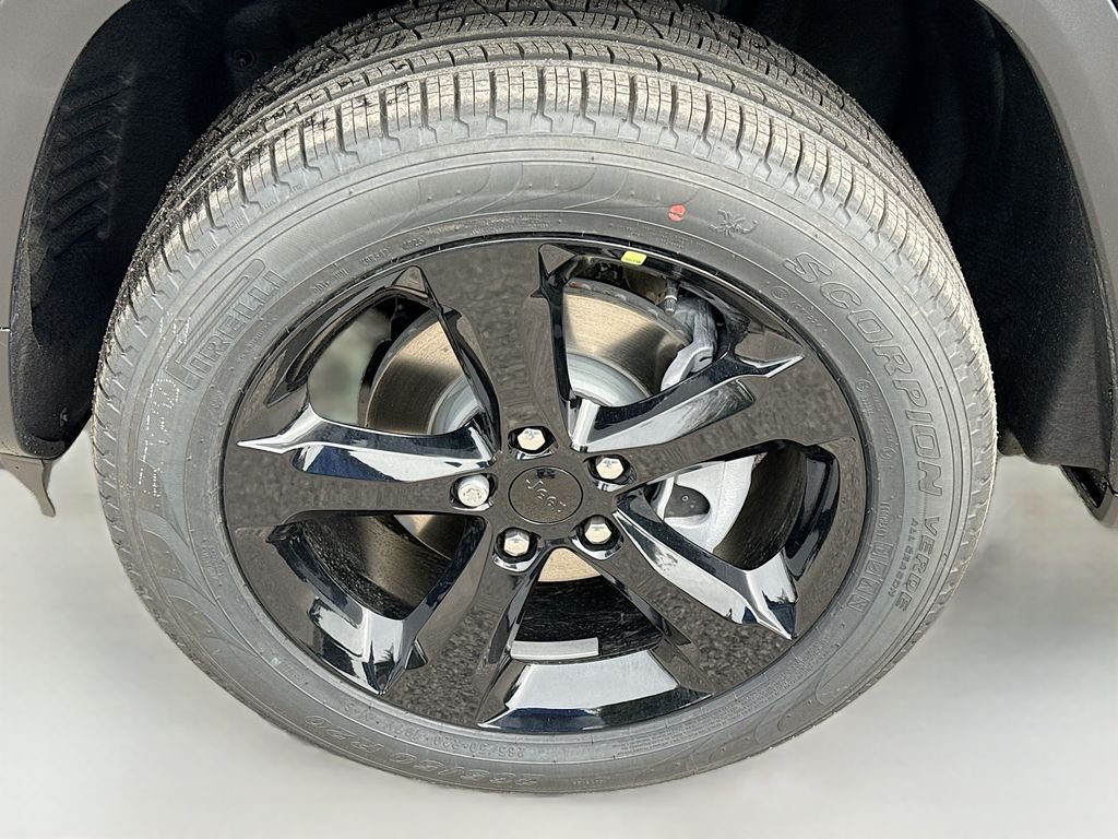 New 2026 Diamond Black Crystal Pearl-Coat Exterior Paint Jeep Limited image 9