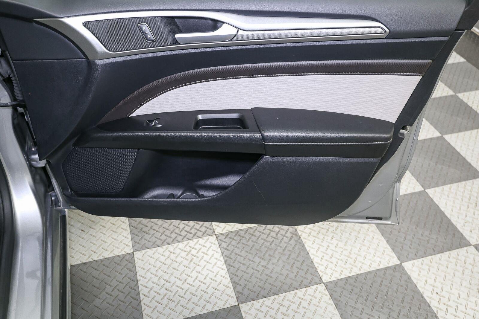 Used 2020 Iconic Silver Ford SE image 18