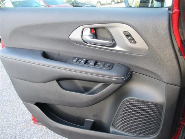 2026 Chrysler Pacifica Select - Photo 17