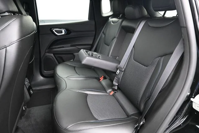 New 2026 Diamond Black Crystal Pearl-Coat Exterior Paint Jeep Latitude image 26