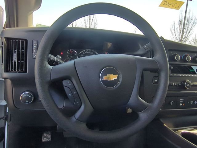 New 2025 Summit White Chevrolet 1WT image 31
