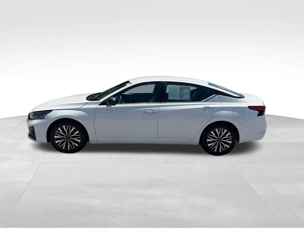 Used 2025 White Nissan 2.5 SV image 3