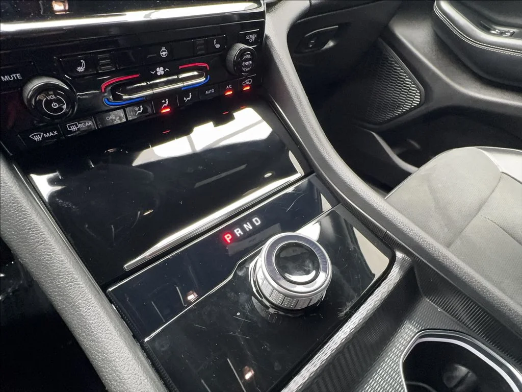 Used 2024 White/off-white Jeep Altitude image 42