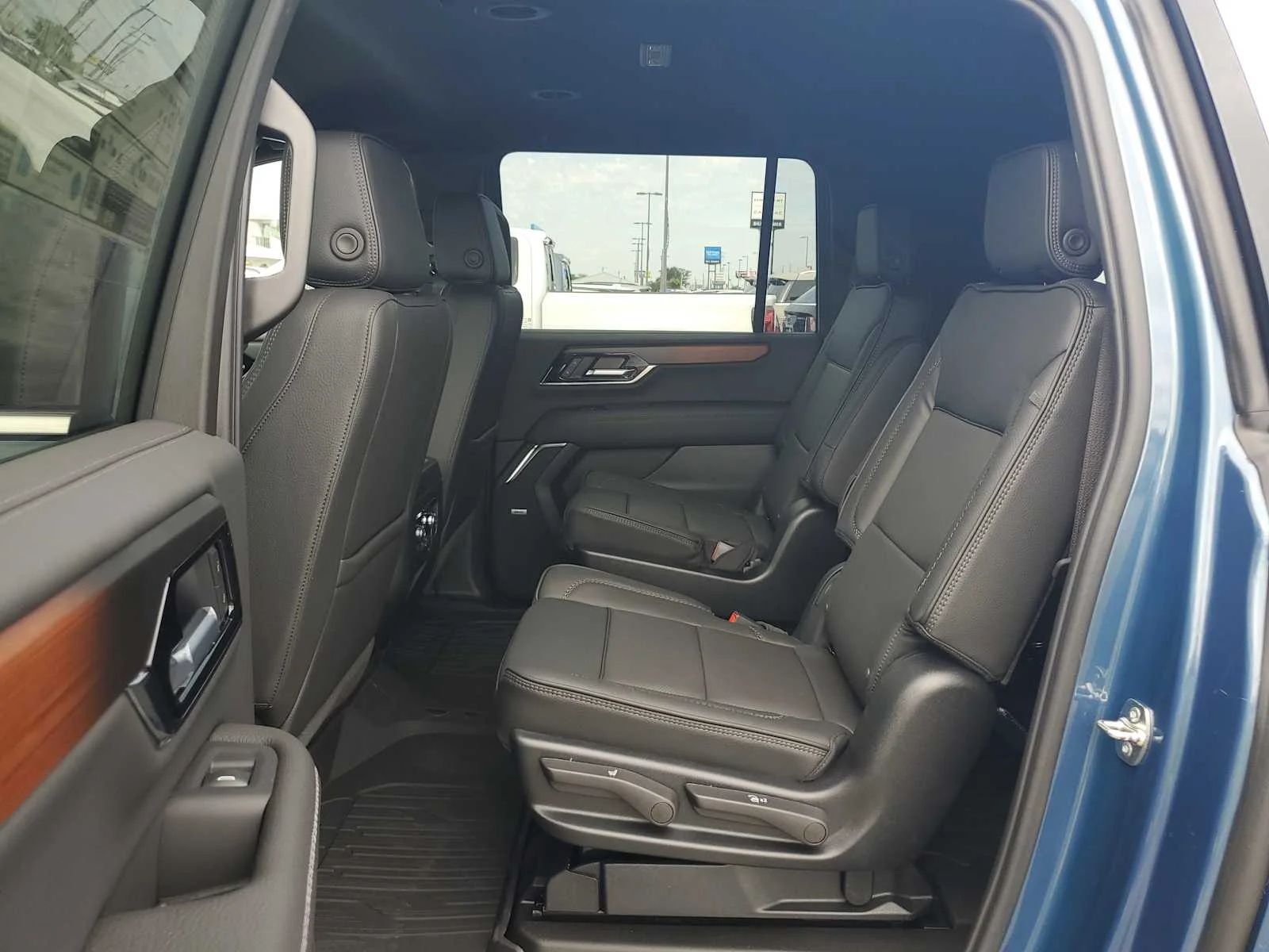 2025 GMC Yukon XL Denali - Photo 14