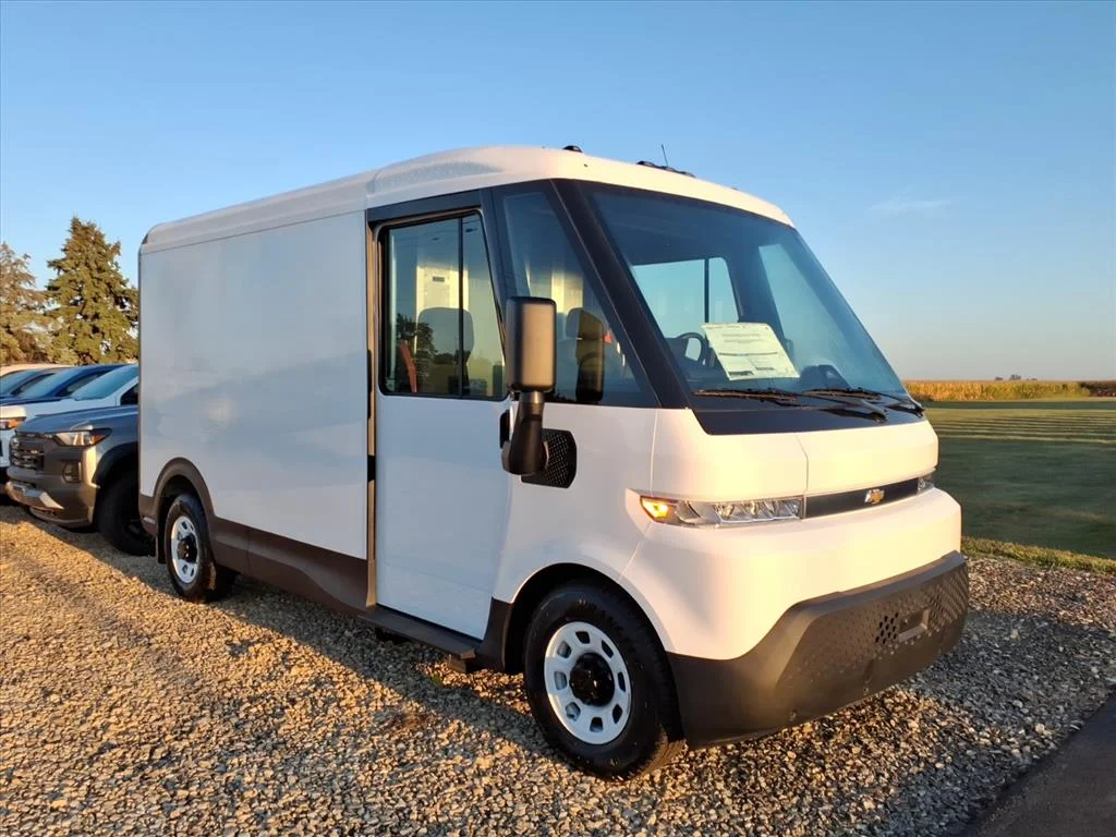 New 2026 Oyster White Chevrolet EJY image 5