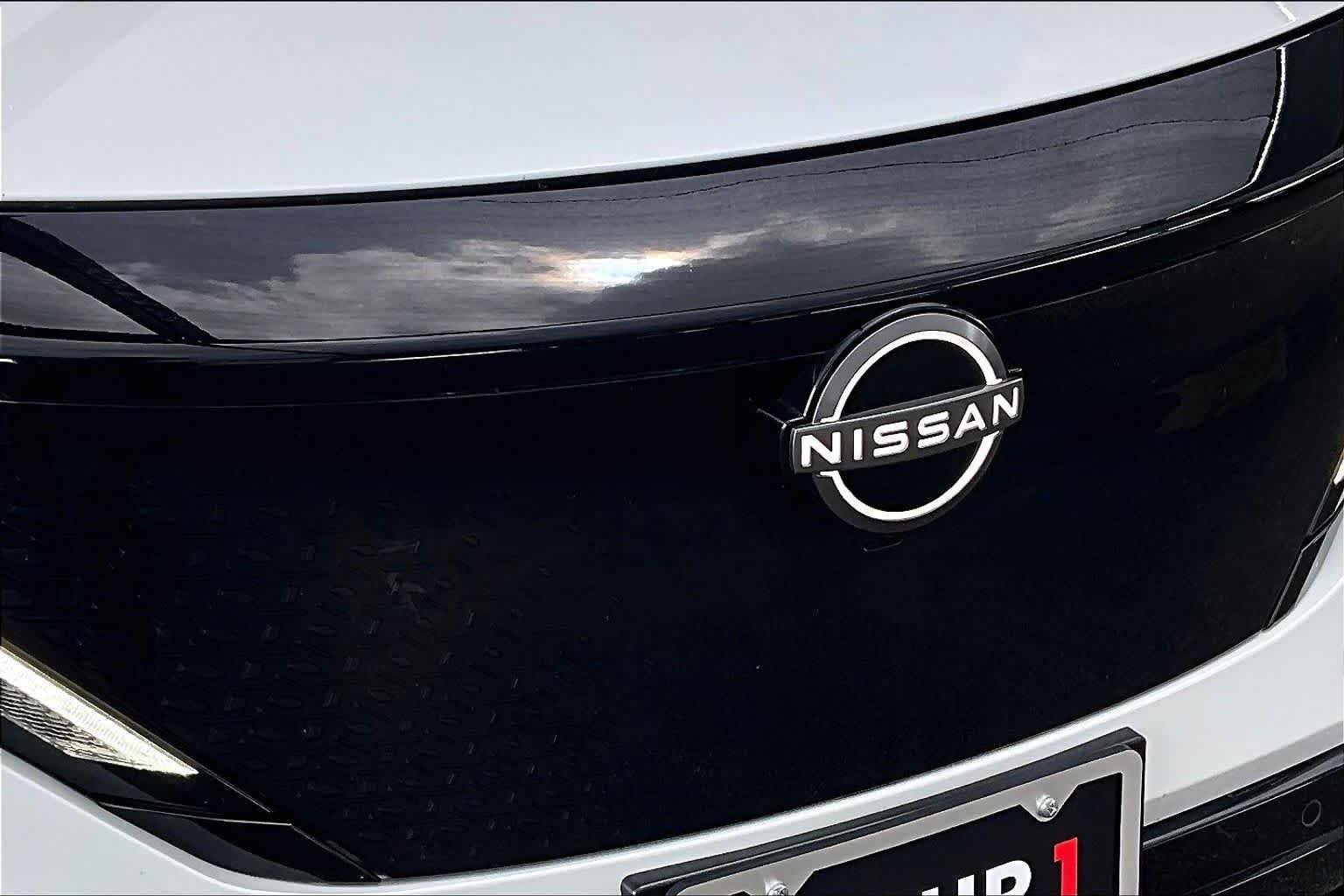 Used 2023 Everest White Pearl Tricoat/Black Diamond Pearl Nissan PLATINUM+ image 29