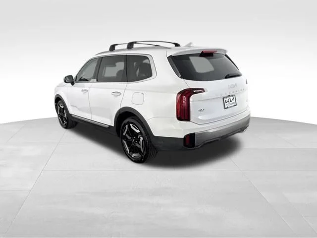Used 2025 White Kia S image 9