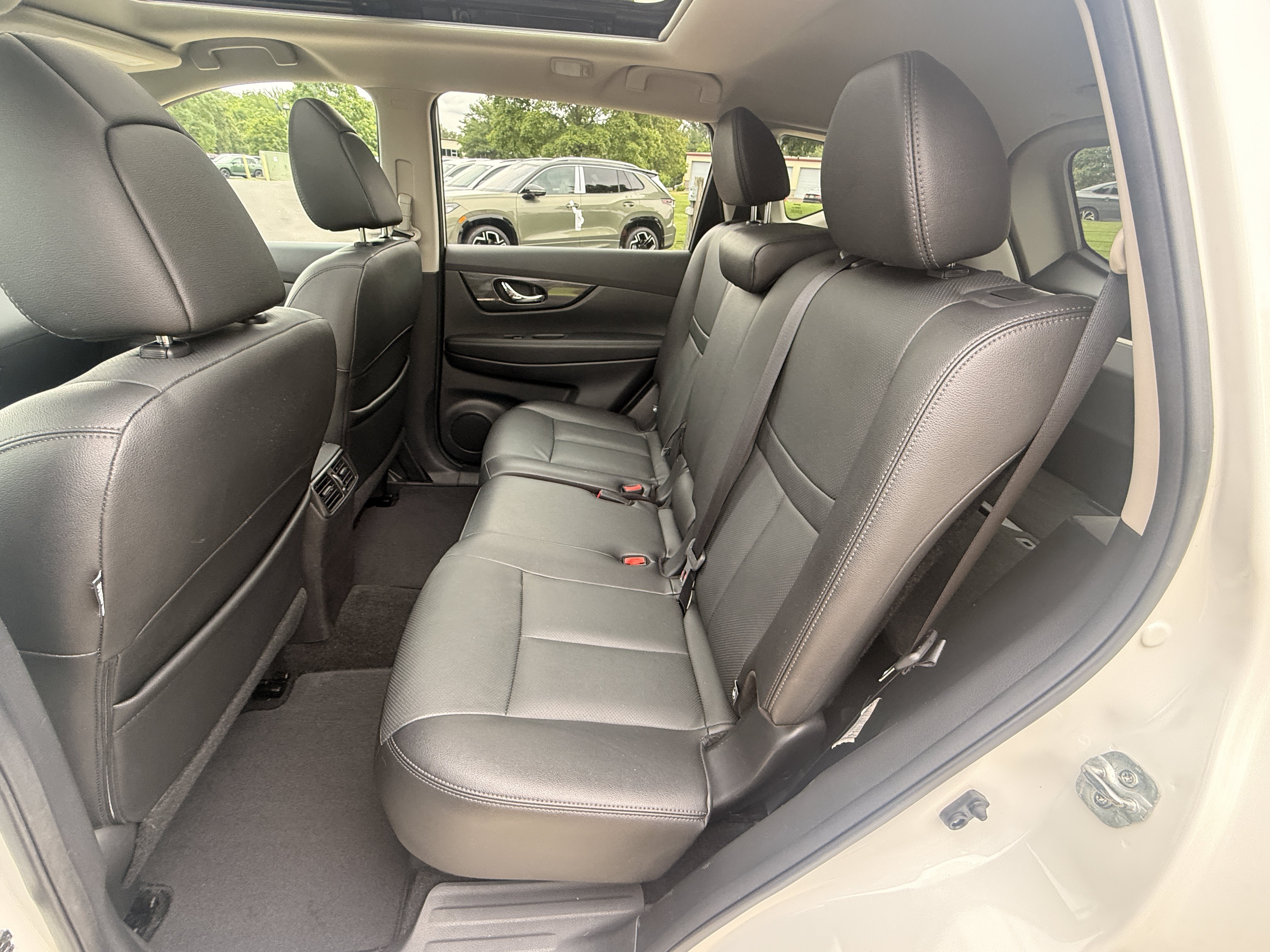 Used 2016 Pearl White Nissan SL image 25