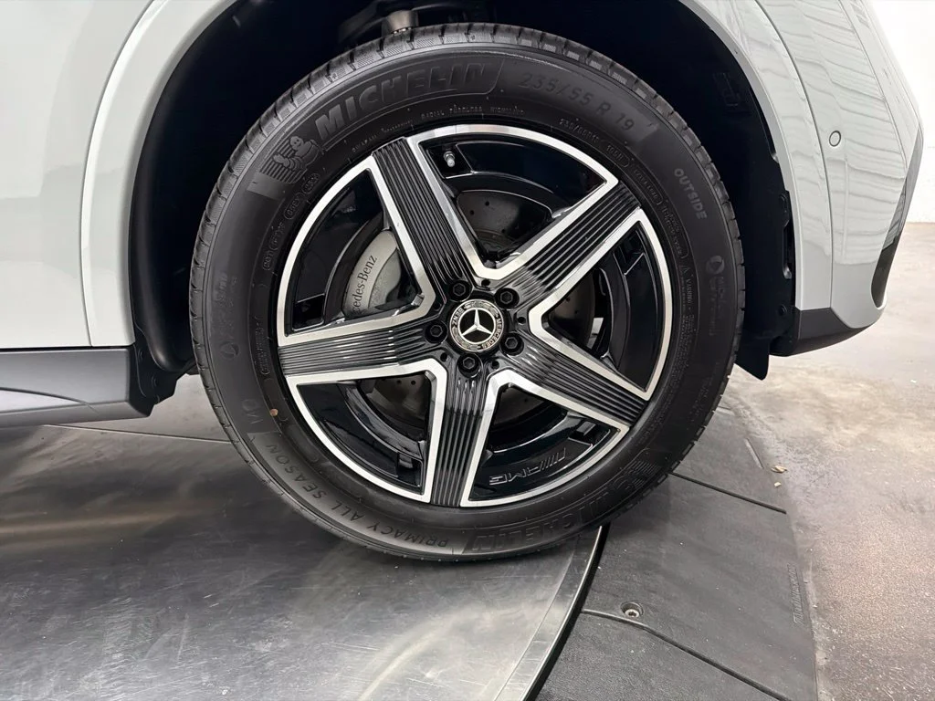 New 2027 White Mercedes-Benz GLC 300 image 9