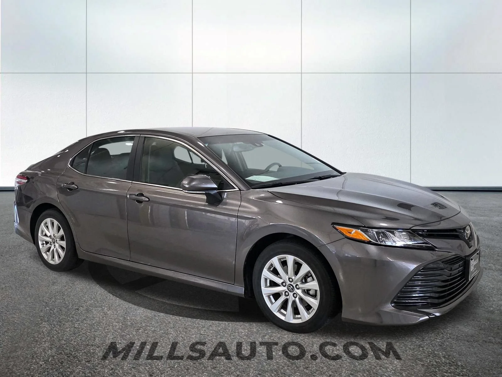 Used 2018 Gray Toyota LE image 10