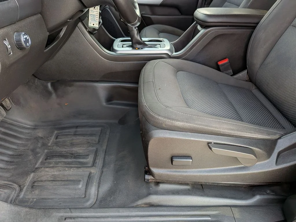 Used 2022 White Chevrolet LT image 12