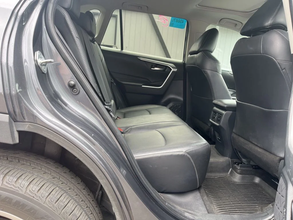 Used 2019 Gray Toyota XLE Premium image 8