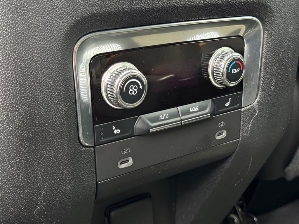 Used 2022 White Frost Tricoat GMC AT4 image 23